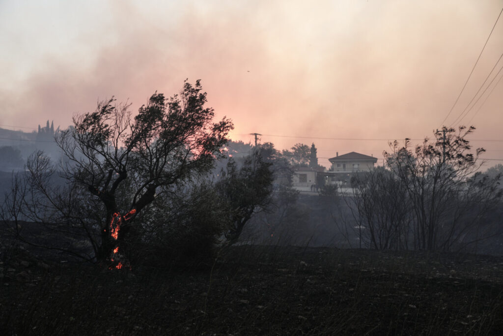 ΔΕΔΔΗΕ: Που υπάρχουν προβλήματα ηλεκτροδότησης λόγω της φωτιάς στην Πεντέλη