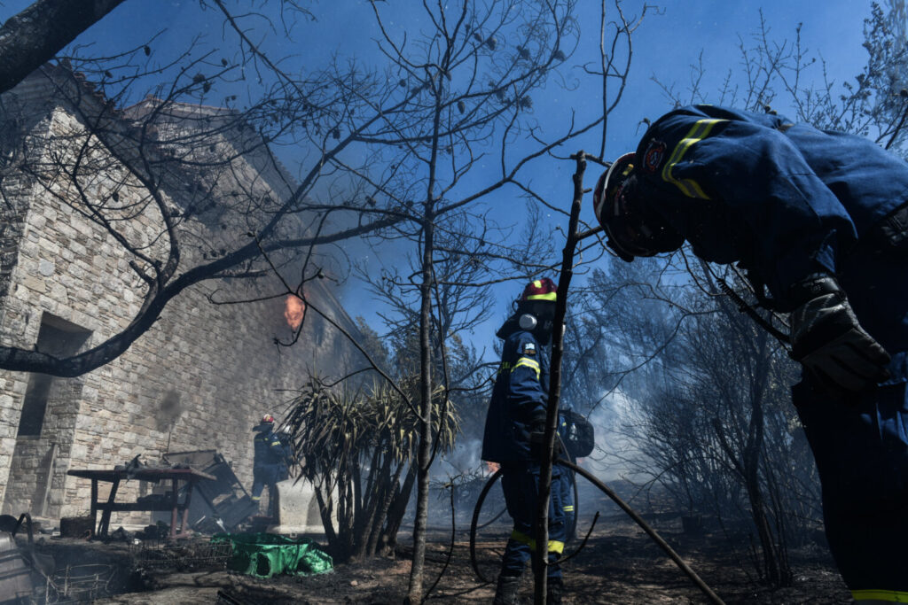 Φωτιά στην Πεντέλη: Σε Διώνη και Δασαμάρι το δύσκολο μέτωπο – 10 τα ενεργά μέτωπα