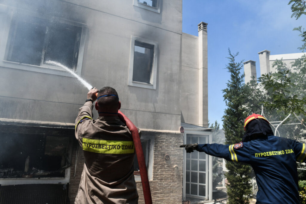 Φωτιά  στην Πεντέλη: Δεν υπάρχει ενεργό μέτωπο – Μικρές εστίες σε Διώνη και Δασαμάρι – Μεγάλες καταστροφές (video)