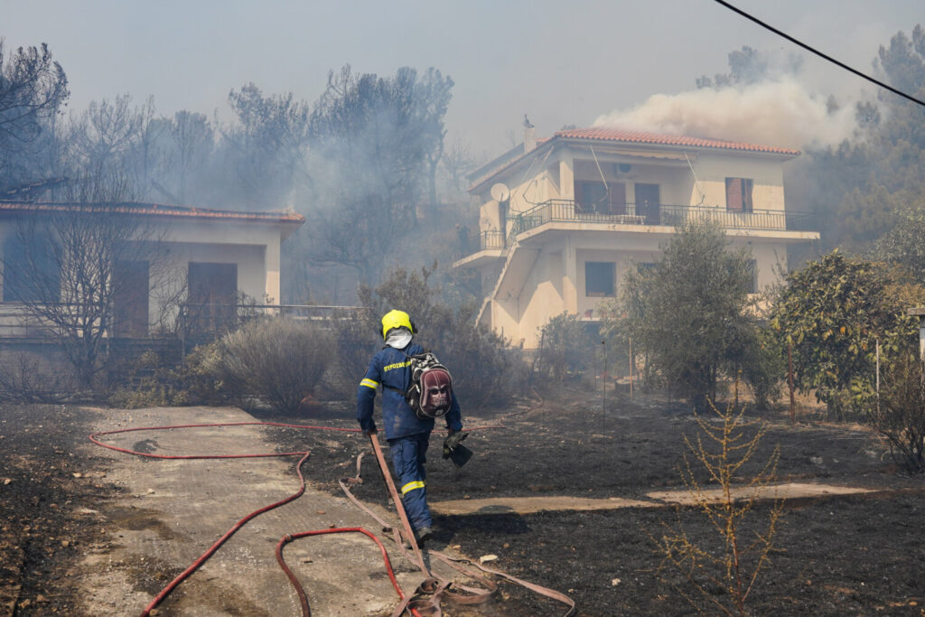 Φωτιά στη Λέσβο: Ολονύχτια  μάχη με τις φλόγες  σε Βρίσα και Σταυρό