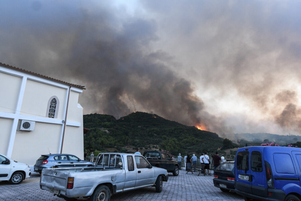 Μαίνεται η φωτιά στην Ηλεία – Επίσκεψη Θεοδωρικάκου (εικόνες&video)