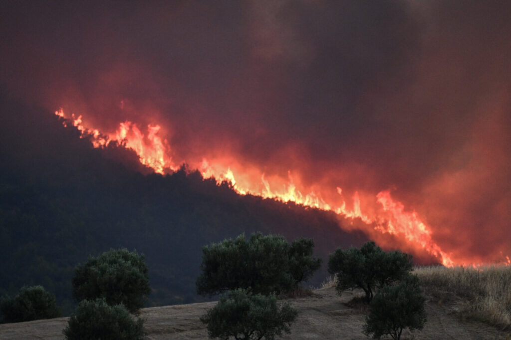 Νύχτα αγωνίας στην Ηλεία: Ανεξέλεγκτη η φωτιά σε Κρέστενα και Γρύλλο – Εκκενώθηκαν κατασκήνωση και οικισμοί(εικόνες&video)