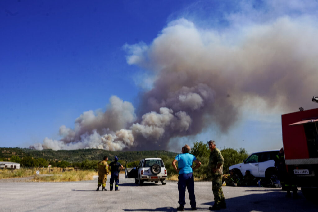 Φωτιά στη Λέσβο: Απομακρύνθηκαν 130 άτομα από το χωριό Βρίσα – Ενεργό το βόρειο μέτωπο