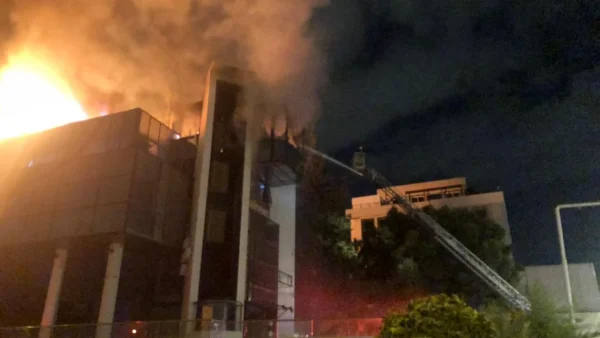 Τι έδειξαν οι κάμερες για τον εμπρησμό στο κτίριο του Real Group – Δύο οι δράστες με κοκκούλες και γάντια