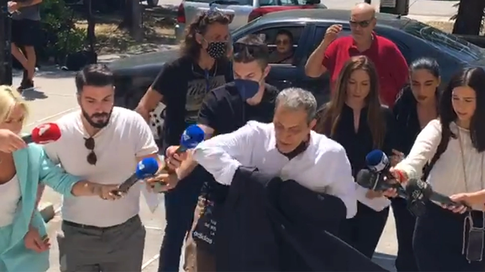 Θέμης Αδαμαντίδης: Δικάζεται σήμερα – «Είναι θύμα εκβιασμού από τις πρώην συντρόφους τους» λέει ο δικηγόρος του