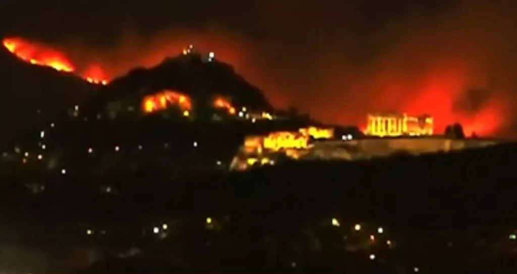 Η φωτιά στην Πεντέλη πίσω από την Ακρόπολη και τον Λυκαβηττό – Απόκοσμη εικόνα (video)