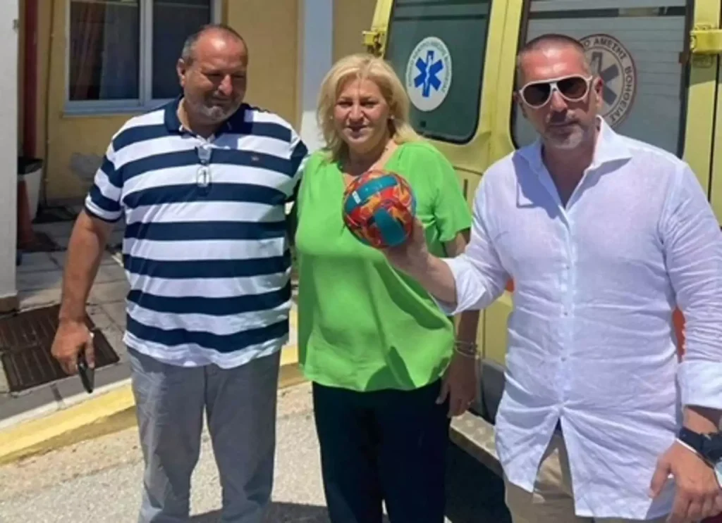 Χαλκιδική: Αυτή είναι η μπάλα που κρατούσε μέσα στη θάλασσα ο30χρονος που βρέθηκε μετά από 19 ώρες (εικόνες&video)