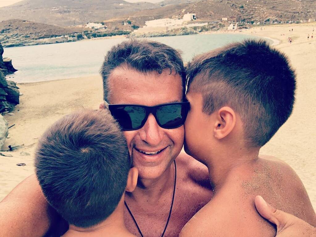Γιώργος Λιάγκας: Διακοπές με τους γιους του στην Τήνο και   βόλτες με το φουσκωτό