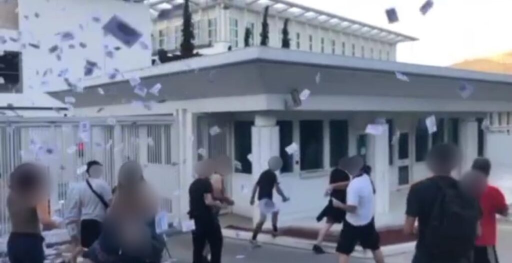 Έφοδος του Ρουβίκωνα στην πρεσβεία των ΗΠΑ στην Αθήνα για τις αμβλώσεις