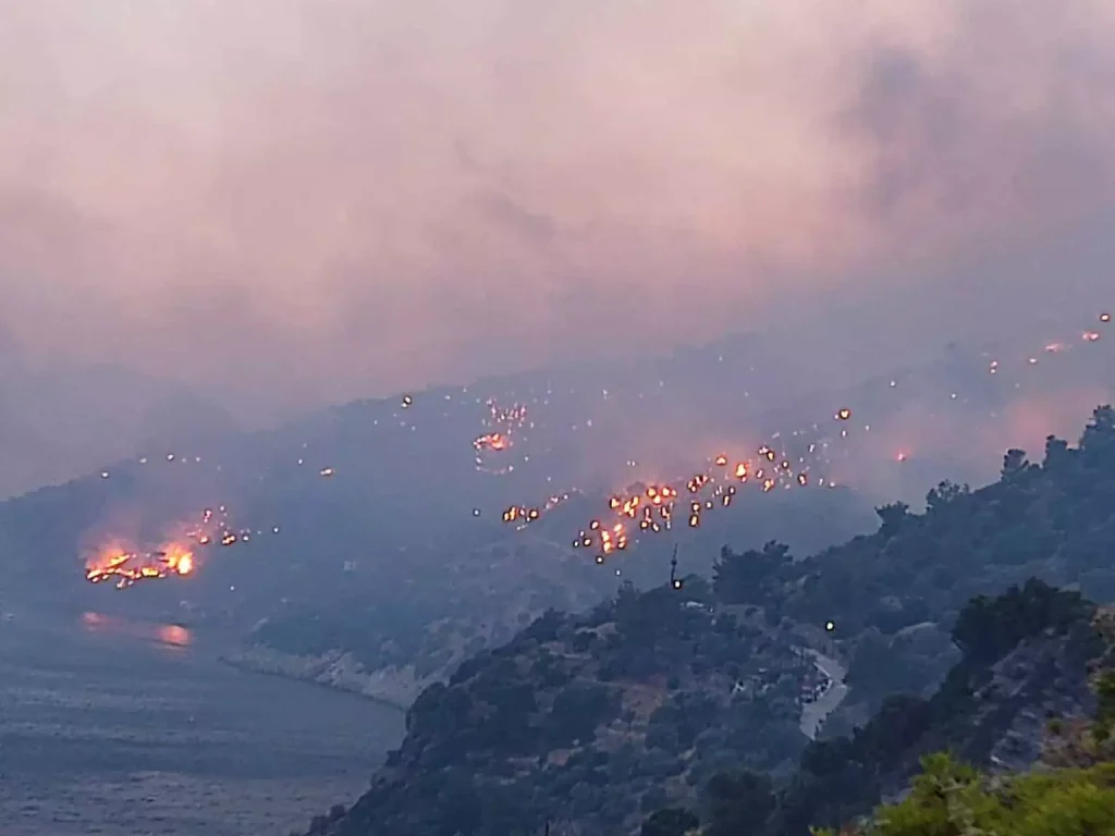 Μαίνεται η φωτιά στη Σάμο – Εκκενώνονται οι οικισμοί Μακριά Πούντα και Λιμνιώνας