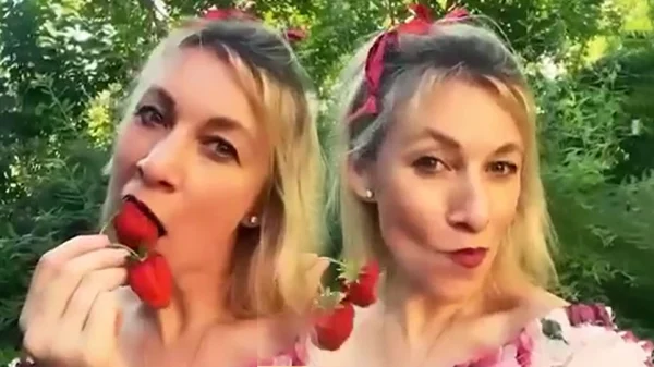 Η Μαρία Ζαχάροβα όπως δεν την έχουμε ξαναδεί: Τρώει φράουλες με …παιχνιδιάρικη διάθεση ! (video)