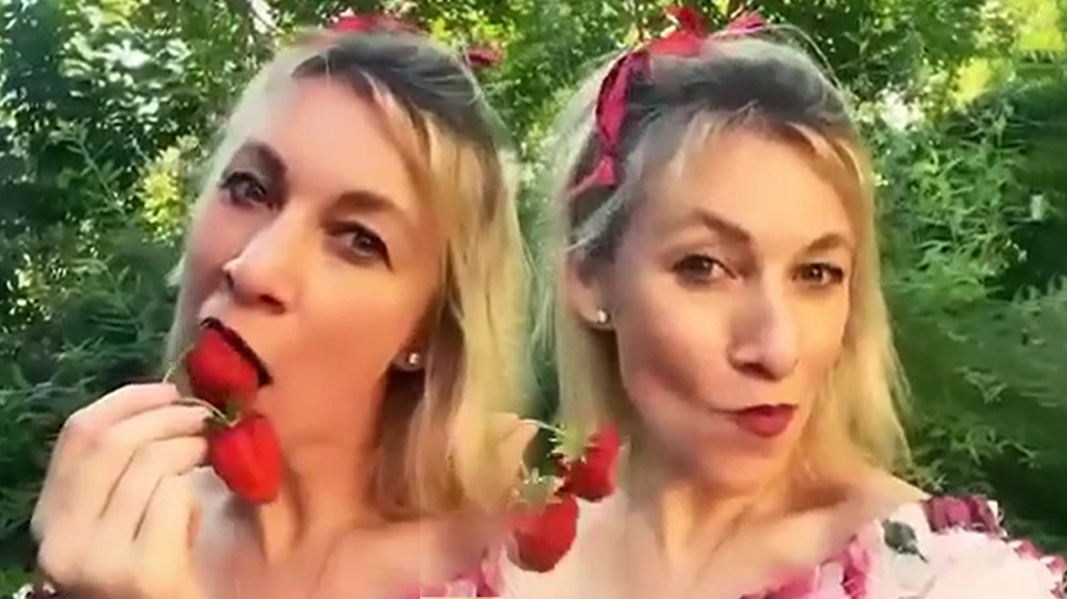 Η Μαρία Ζαχάροβα όπως δεν την έχουμε ξαναδεί: Τρώει φράουλες με …παιχνιδιάρικη διάθεση ! (video)