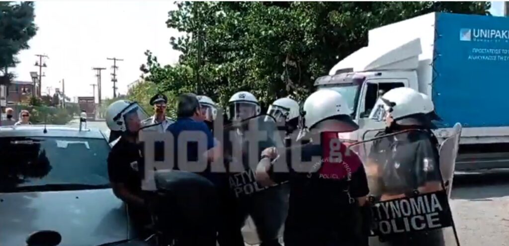 Θεσσαλονίκη: Ένταση και σπρωξίματα μεταξύ του βουλευτή Φάμελλου και των ΜΑΤ (βίντεο)