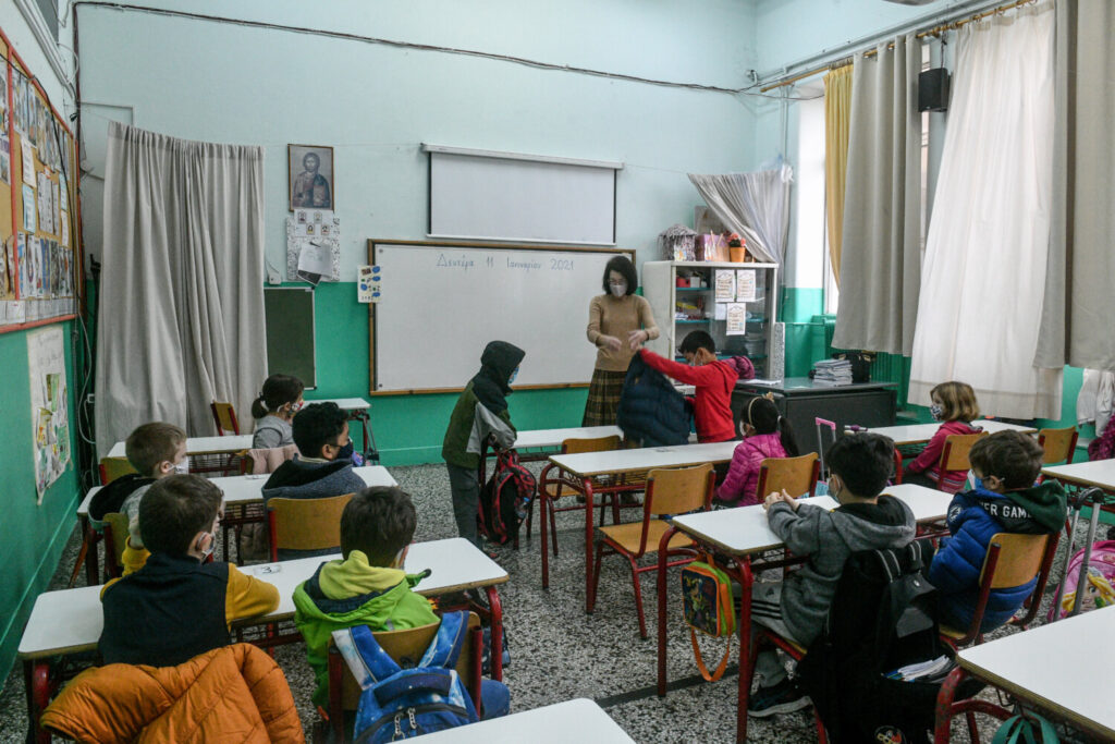 Χωρίς μάσκες και τεστ ανοίγουν τα σχολεία – Πουθενά στον κόσμο δεν υπάρχουν μέτρα, λέει η Κεραμέως