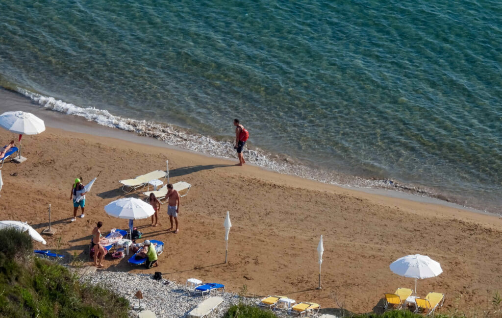 Καβούρι: Έπεσαν τα πρώτα τσουχτερά πρόστιμα των 1.000 ευρώ για τις ρακέτες στην παραλία (video)