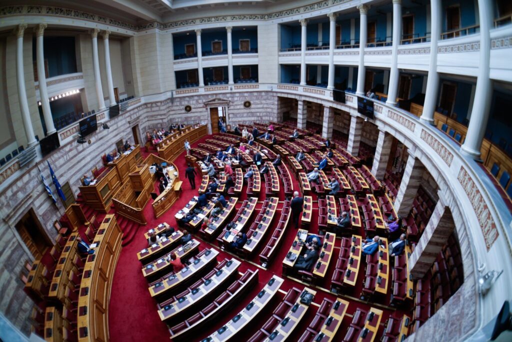 Βουλή: Ψηφίστηκε η σύσταση  εξεταστικής επιτροπής   για τις παρακολουθήσεις από το 2016 – Με 142 «ναι»  και «παρών» από τη ΝΔ