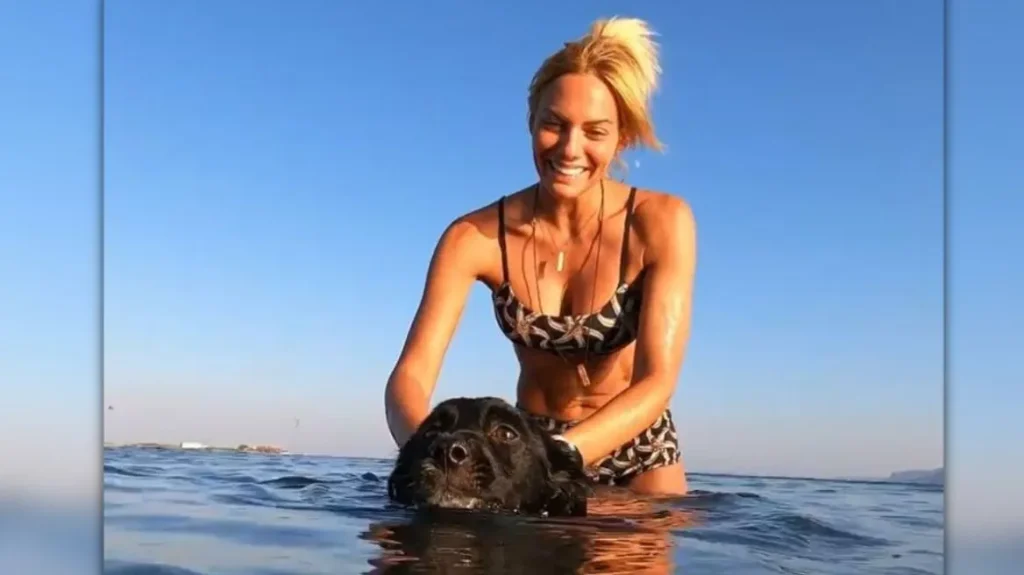 Ιωάννα Μαλέσκου: Χαλαρές βουτιές με τον σκύλο της – Δείτε το βίντεο