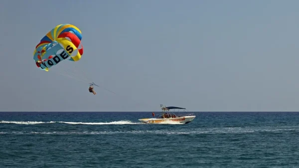 Τραγωδία στα Σύβοτα: Νεκρή τουρίστρια που έκανε αλεξίπτωτο θαλάσσης – Το μπουρίνι έσπασε τον ιμάντα