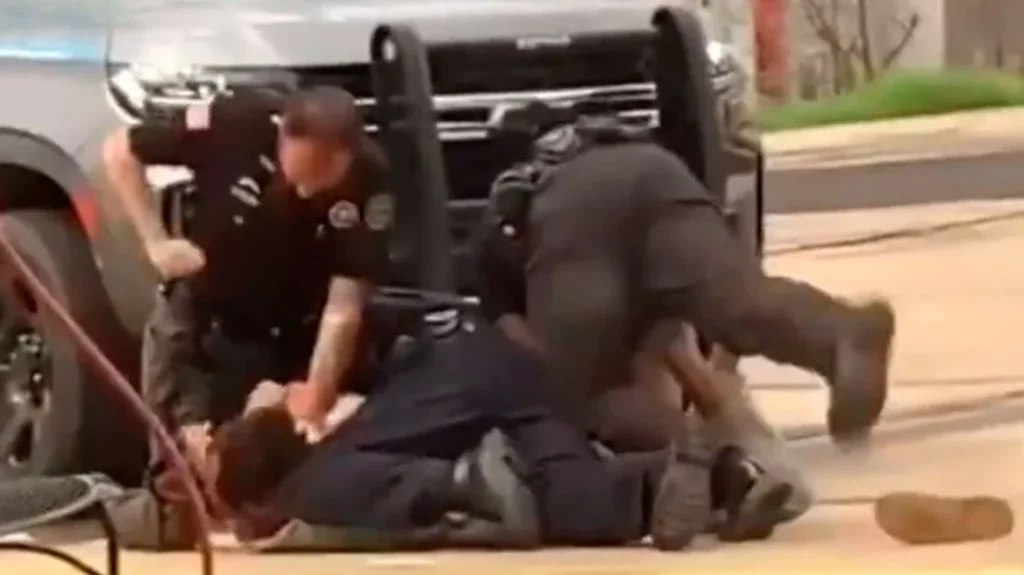 ΗΠΑ: Σοκάρει το βίντεο με 3 αστυνομικούς στο Άρκανσο να δέρνουν ανελέητα άνδρα πεσμένο στο έδαφος (video)