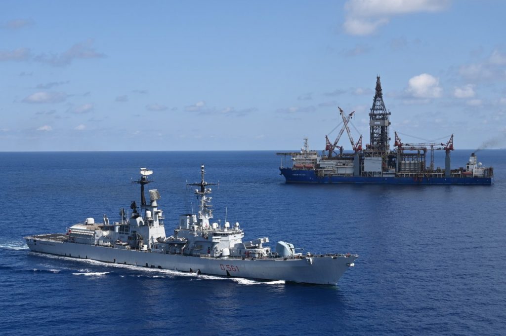 Κυπριακή ΑΟΖ: Η Ιταλία έστειλε πολεμικό πλοίο δίπλα στο γεωτρύπανο της ΕΝΙ