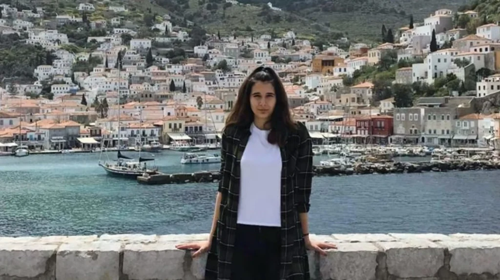 Θρήνος  για τον αιφνίδιο θάνατο της 19χρονης ναυτικής δοκίμου από την Λάρισα – Τι εξετάζεται