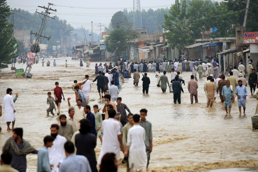 Φονικές πλημμύρες στο Πακιστάν: Σχεδόν 1.000 νεκροί και 33 εκατ. άνθρωποι έχουν εκτοπιστεί (video)