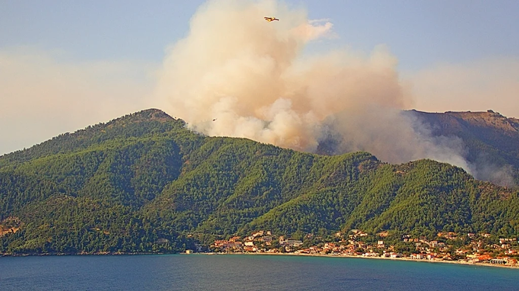 Εκτός ελέγχου η φωτιά στη Θάσο: Καίει πυκνό δάσος – Μήνυμα εκκένωσης στα Κοίνυρα (video)