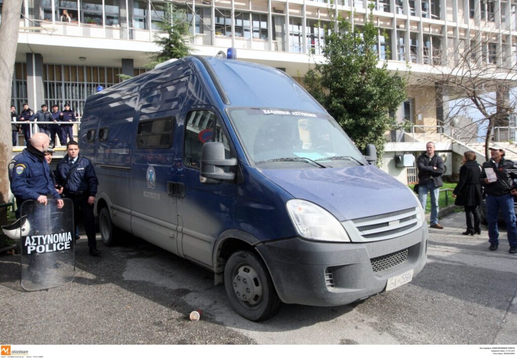 Θεσσαλονίκη: Ισόβια στον 50χρονο που μαχαίρωσε μέχρι θανάτου τη σύζυγό του – “Έβγαζε γλώσσα”, είπε