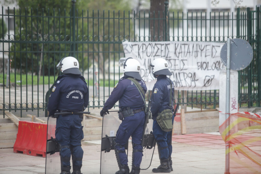 Πυροβολισμοί στην Πανεπιστημιούπολη Ζωγράφου σε επιχείρηση για ναρκωτικά – Τραυματίες μία αστυνομικός και 30χρονος σεσημασμένος