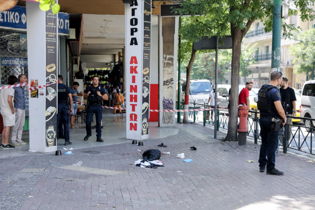 Πλατεία Βάθη: Αιματηρή συμπλοκή με 2 τραυματίες (εικόνες)