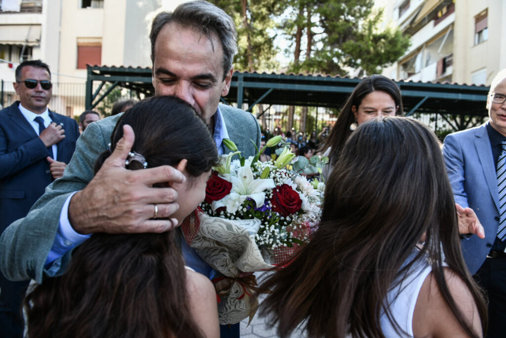 Στο 2ο Δημοτικό Σχολείο Δραπετσώνας για τον αγιασμό Μητσοτάκης και Κεραμέως