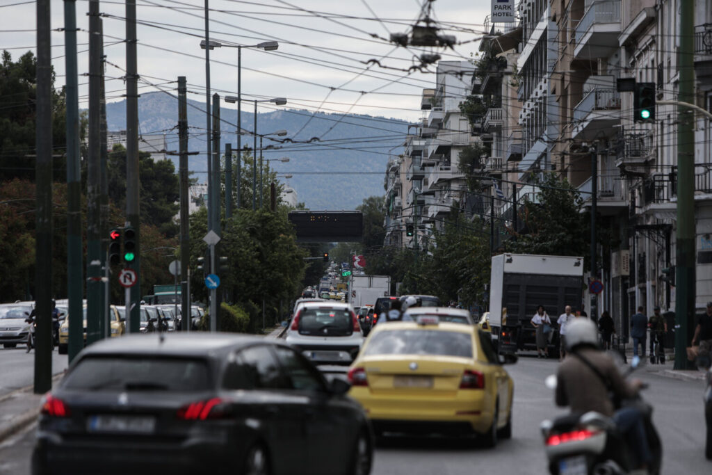 Έρευνα κίνηση στους δρόμους: «Περνάμε τουλάχιστον  μία ώρα την ημέρα στο αυτοκίνητο  και χάνουμε 10 ευρώ»