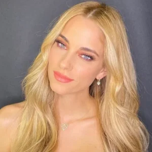 Η Δούκισσα Νομικού κάνει  μελομακάρονα και μοιράζεται τη συνταγή  – Δείτε το βίντεο