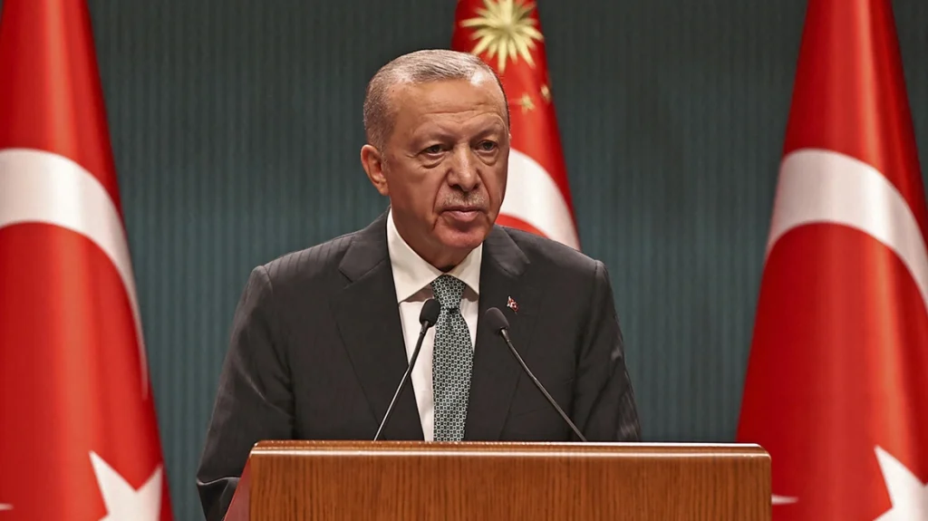 Politico για Ερντογάν: «Σχεδιάζει πολέμους και καταστολή της αντιπολίτευσης για να γαντζωθεί στην εξουσία»