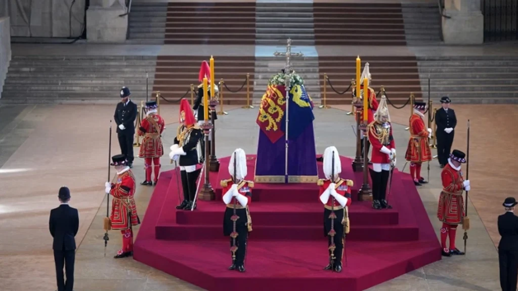 Μεγάλη Βρετανία: Ουρές χιλιομέτρων για το τελευταίο «αντίο» στη βασίλισσα Ελισάβετ (video)