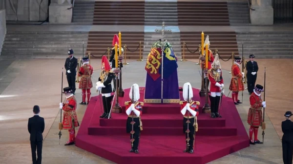 Μεγάλη Βρετανία: Ουρές χιλιομέτρων για το τελευταίο «αντίο» στη βασίλισσα Ελισάβετ (video)