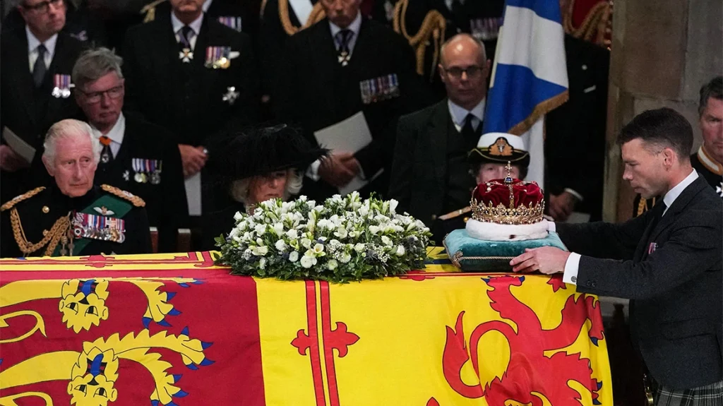 Βασιλιάς Κάρολος: Σε λαϊκό προσκύνημα η σορός της Ελισάβετ – Το στέμμα πάνω στο φέρετρο (εικόνες&video)