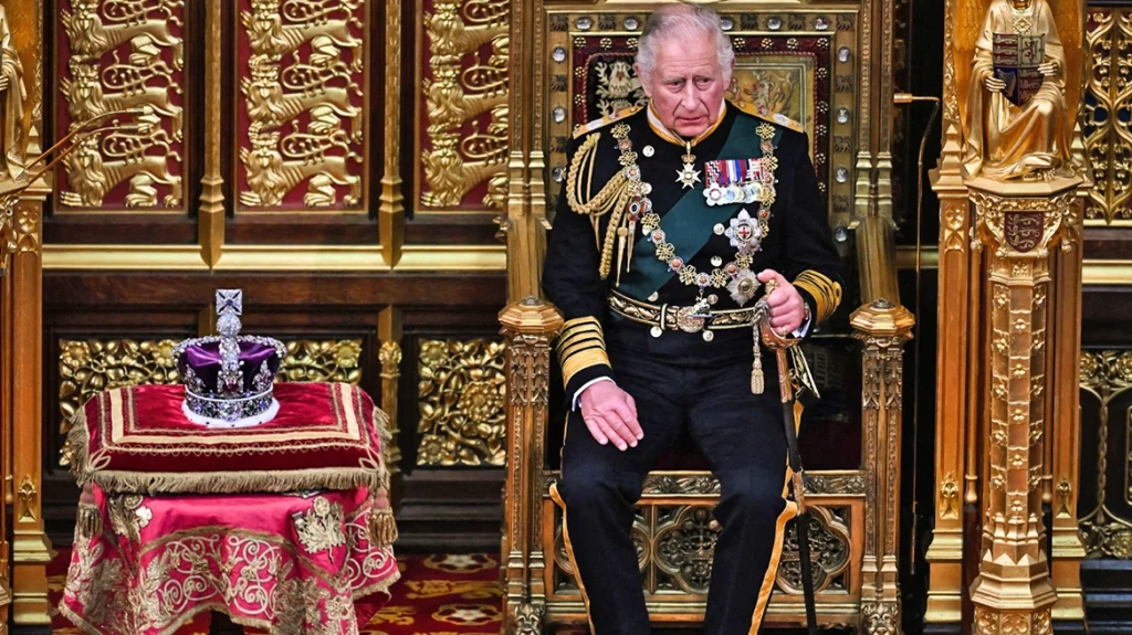 Βασιλιάς Κάρολος: To τελετουργικό της στέψης – Τα σύμβολα της μοναρχίας με τα πολύτιμα στέμματα και τα σπάνια διαμάντια
