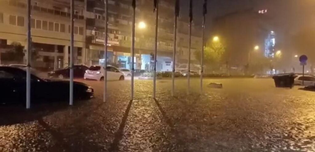 Θεσσαλονίκη:  Ποτάμια οι δρόμοι από την καταιγίδα – Πλημμύρισε και ο Λευκός Πύργος (video)