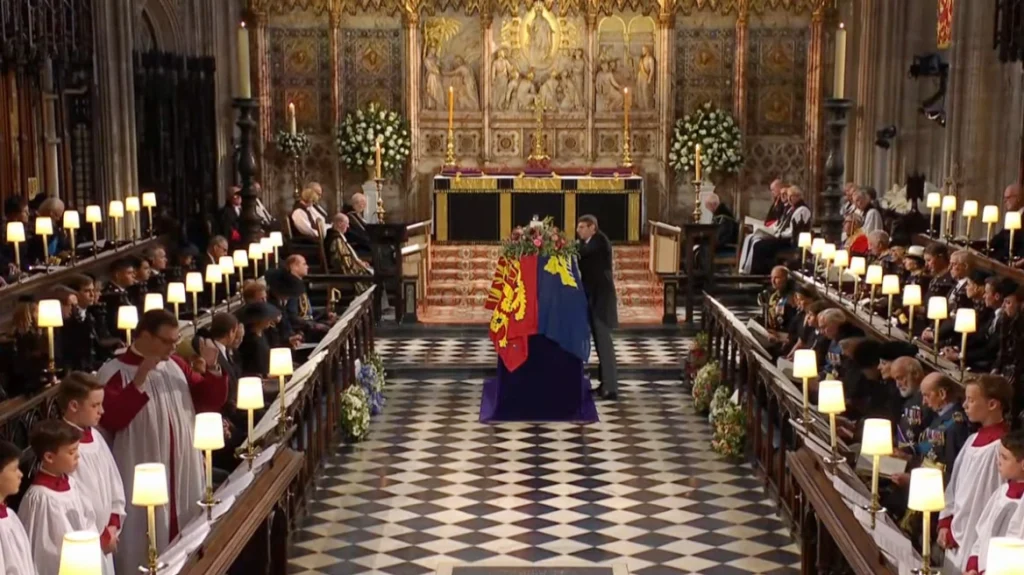 Βασίλισσα Ελισάβετ: Στην τελευταία της κατοικία στο βασιλικό τάφο του Γουίνδσορ πλάϊ στον  πρίγκιπα Φίλιππο (video)