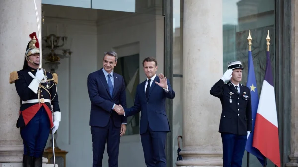 Συνάντηση Μητσοτάκη – Μακρόν στο Παρίσι – Η αναφορά στην πώληση των Meteor στην Τουρκία και οι συναντήσεις του πρωθυπουργού