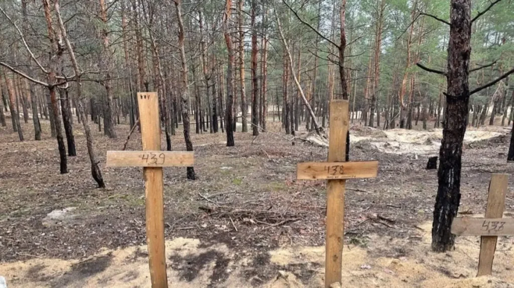 Oυκρανία: Ομαδικοί τάφοι στο Ιζιούμ – Εκατοντάδες σοροί με σκοινί γύρω από το λαιμό και δεμένα χέρια (εικόνες)
