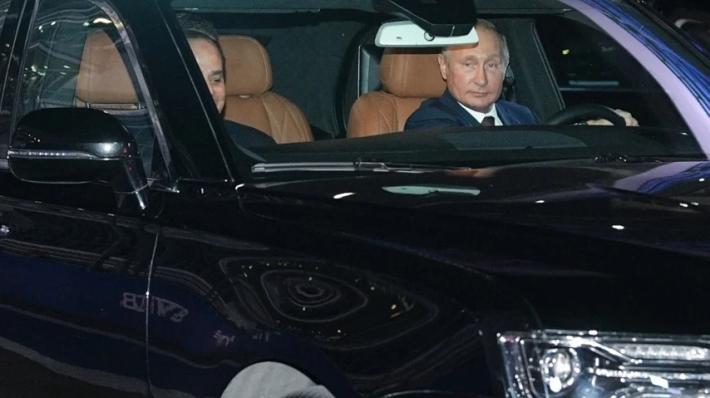 Daily Mail: Πληροφορίες για επίθεση στο αυτοκίνητο του Πούτιν – Βγήκε σώος