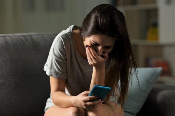 Γνωστός παρουσιαστής καταδικάστηκε για revenge porn: Έδειξε «ροζ» βίντεο στο σύντροφο της πρώην φίλης του μετά το χωρισμό τους