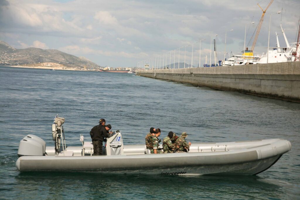 Μυστήριο με απόπειρα δολοφονίας τεσσάρων ατόμων σε σκάφος στην Ελούντα – Τι λέει το Λιμενικό