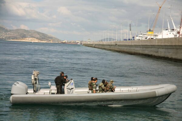 Μυστήριο με απόπειρα δολοφονίας τεσσάρων ατόμων σε σκάφος στην Ελούντα – Τι λέει το Λιμενικό