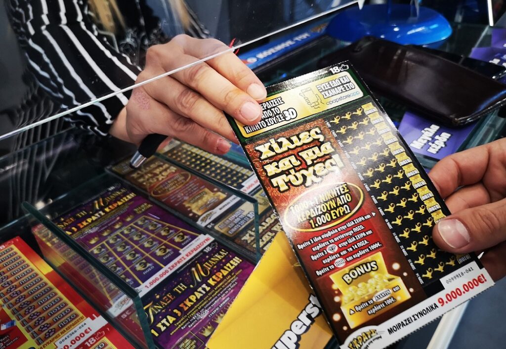 ΣΚΡΑΤΣ «Χίλιες και μια Τύχες» με 3D απεικόνιση αποτελέσματος – Υπεύθυνη καταστήματος ΟΠΑΠ μιλάει για το παιχνίδι που μοιράζει 1.000 ευρώ σε 1.000+1 τυχερούς