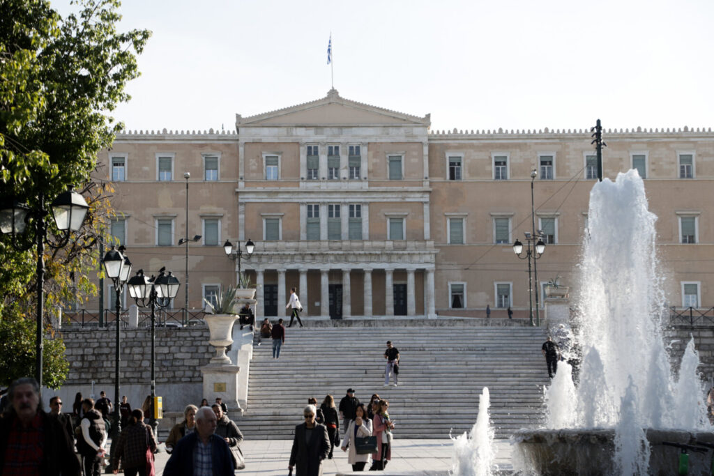 Οι 10 βασικές ρυθμίσεις του νομοσχεδίου  για το ασφαλιστικό – Τι ισχύει για εισφορές, άδεια μητρότητας, ενστόλους