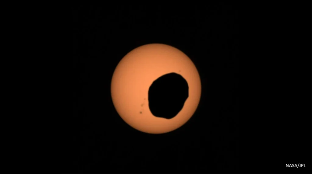 Σε εξέλιξη η μερική έκλειψη ηλίου- Δείτε LIVE εικόνα από το εντυπωσιακό φαινόμενο