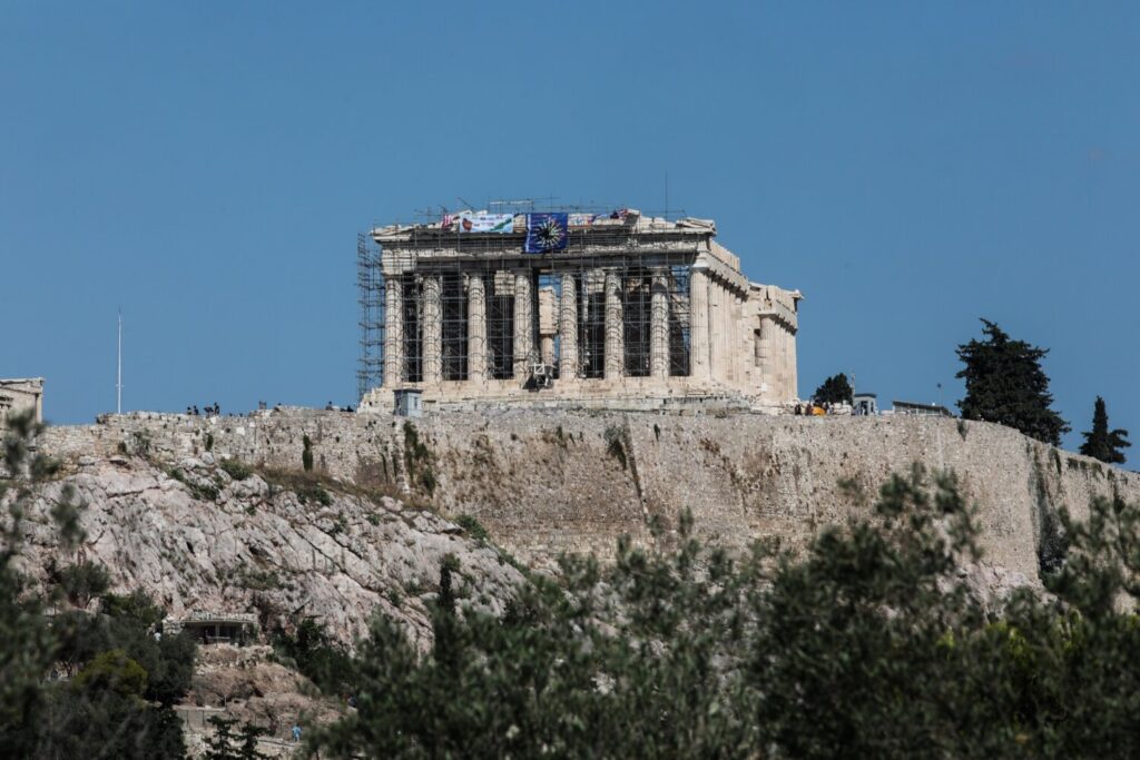 Ακρόπολη: Αυτοκτόνησε η γυναίκα που έπεσε στο κενό από τον Ιερό Βράχο